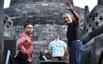 Cựu TT Obama chiêm ngưỡng Thánh tích PG Borobudur ở Indonesia